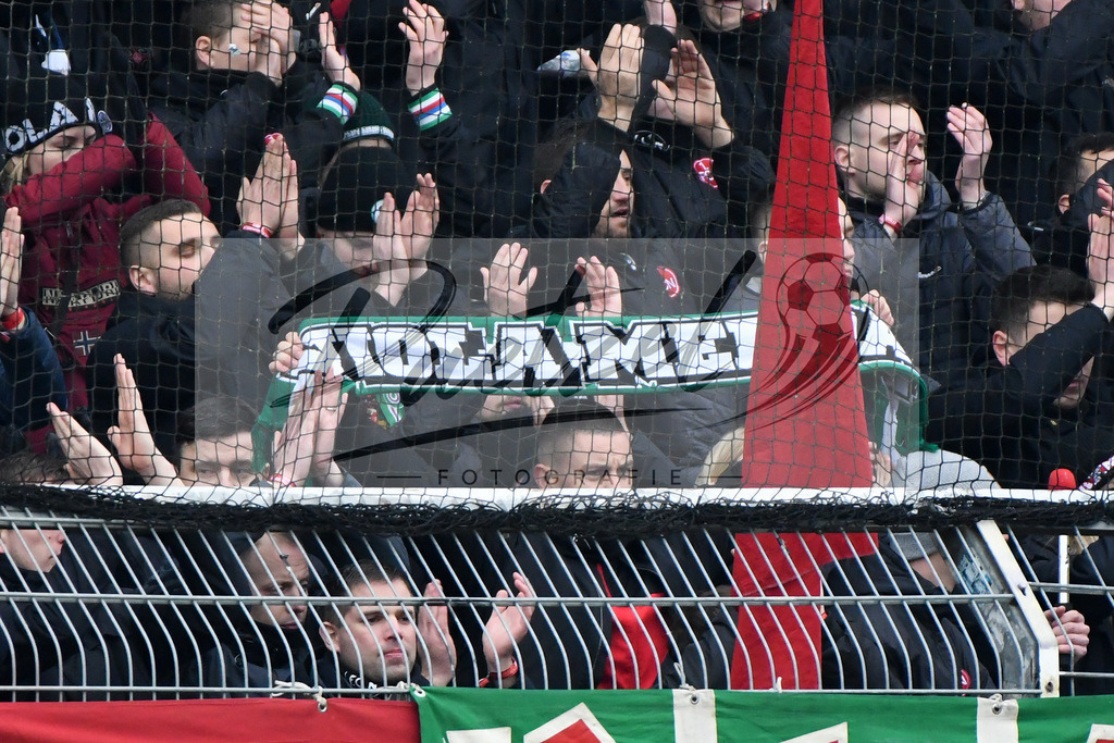 20200208_OSNFCN_0022 | Fußball, Herren: . Die Fans vom 1. FC Nuernberg waehrend des Spiels der 2. Bundesliga zwischen VfL Osnabrueck und 1. FC Nuernberg im Stadion an der Bremer Bruecke am 08.02.2020 in Osnabrueck, Deutschland.DFB / DFL REGULATIONS PROHIBIT ANY USE OF PHOTOGRAPHS AS IMAGE SEQUENCES AND/OR QUASI-VIDEO. - Realisiert mit Pictrs.com