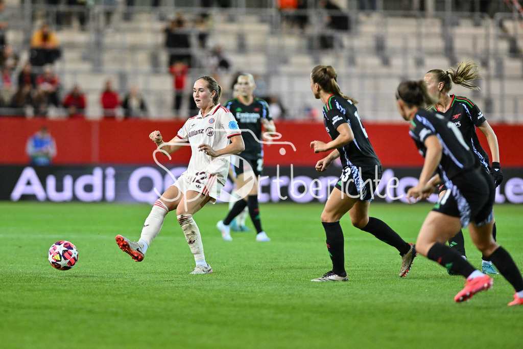 FC Bayern München Frauen - Arsenal London Frauen | Sydney LOHMANN (FCB #12) spiel einen Pass / UEFA Womens Champions League: FC Bayern München Frauen - Arsenal London Frauen, FC Bayern Campus am 09.10.2024