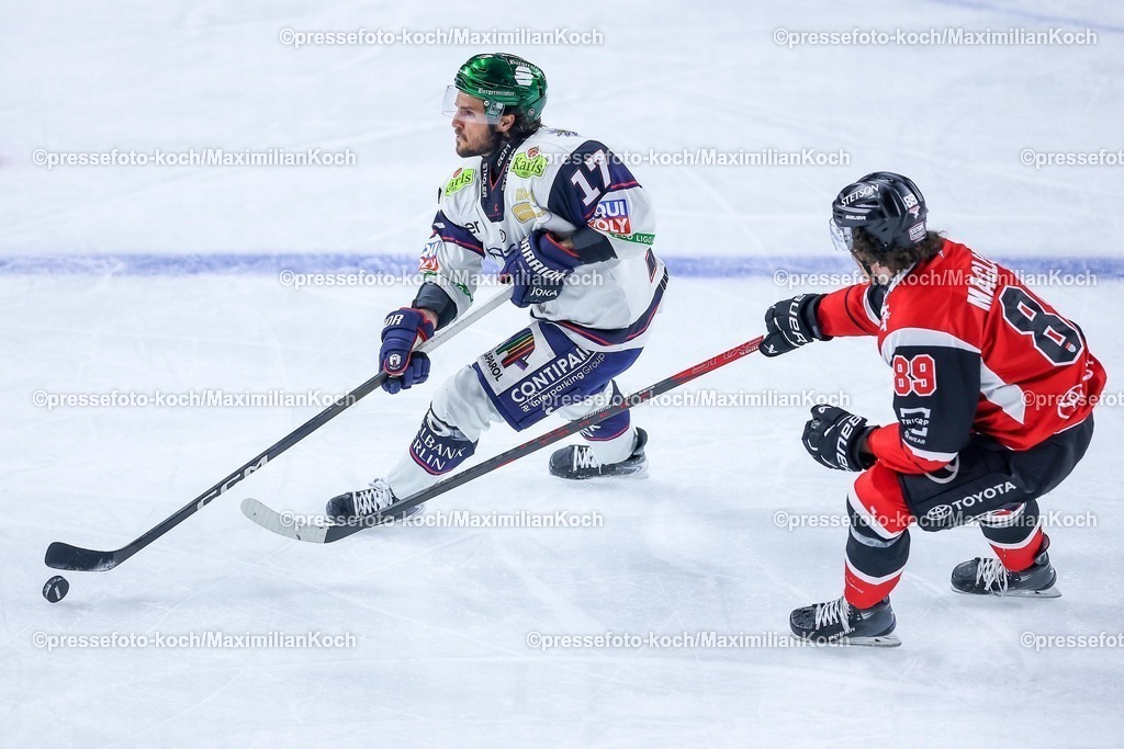 KEC20042601085 | 20.04.2026, Eishockey, DEL Halbfinale Play-Offs, Kölner Haie - Eisbären Berlin, Spiel 6, Lanxess-Arena Köln: Jean-Sebastien Dea (Eisbären Berlin #17) im Zweikampf gegen  Gregor MacLeod (Kölner Haie #89) 