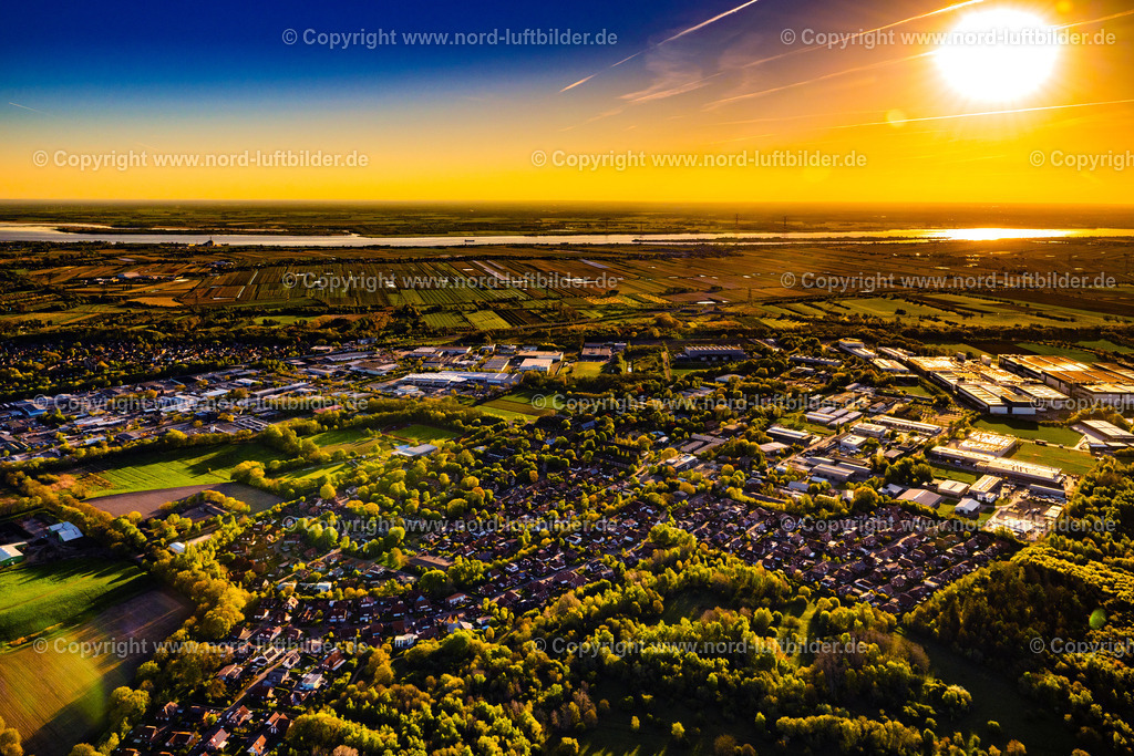 Stade_Ottenbeck_Sonnaufgang_ELS_9418270425 | STADE 27.04.2025 Innenstadtbereich im Stadtgebiet im Ortsteil Ottenbeck in Stade im Bundesland Niedersachsen, Deutschland. // Cityscape of the district in the district Ottenbeck in Stade in the state Lower Saxony, Germany. Foto: Martin Elsen