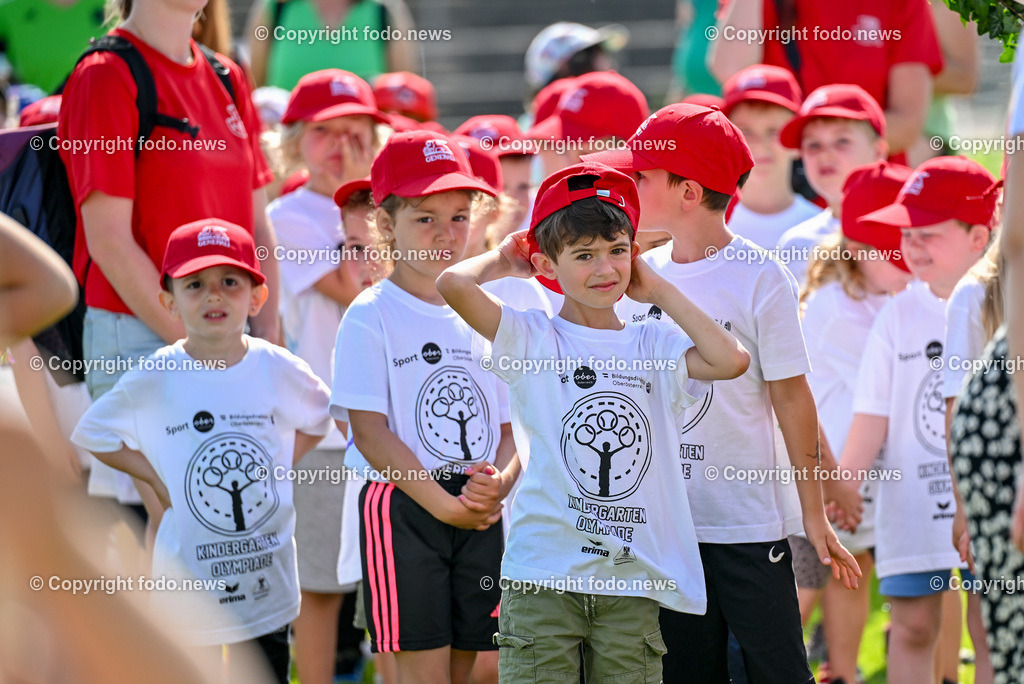 Kindergarten Olympiade 2024_ Stadion Traun_ 07.06.2024-20 | 07.06.2024, Stadion der Stadt Traun, AUT, Kindergarten Olympiade 2024, im Bild Kinder, Hindernis, Fussball, Laufen, Action