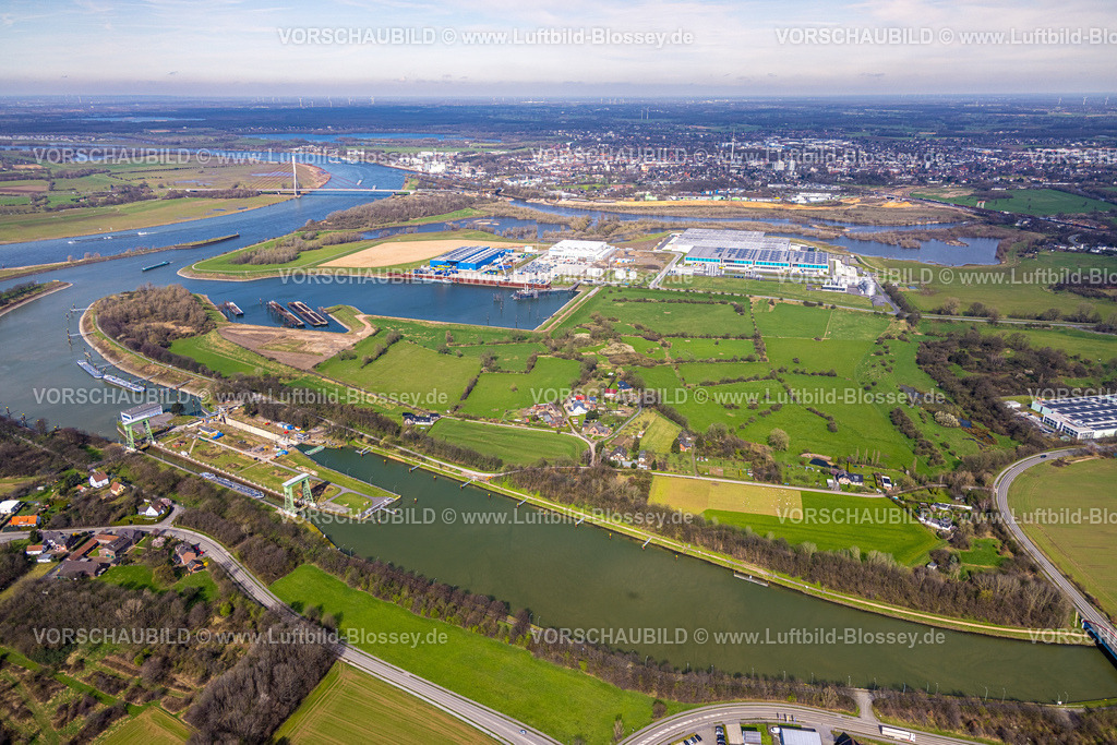 Wesel240309663 | Luftbild, Hafen Emmelsum, DeltaPort Hafenverbund, Gewerbegebiet mit Schwerlast Terminal Niederrhein GmbH Transportunternehmen, NORDFROST GmbH & Co. KG Logistikdienst, Rhenus Warehousing Solutions SE & Co. KG, Schleuse Friedrichsfeld am Wesel-Datteln-Kanal in den Fluss Rhein, , Wesel, Nordrhein-Westfalen, Deutschland