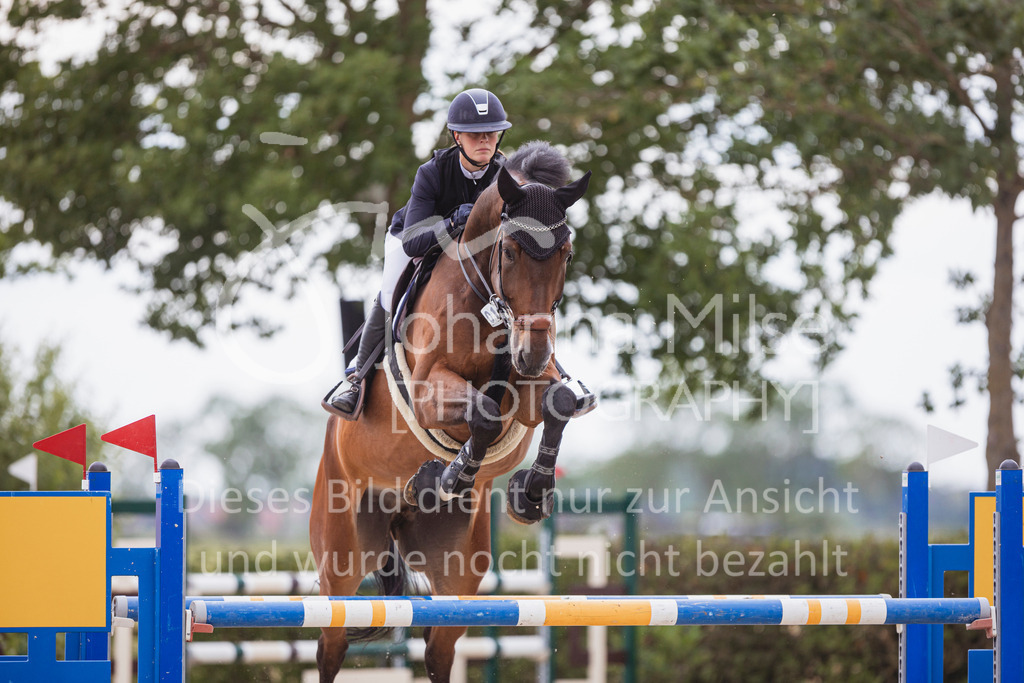 240614_Lemwerder_M2-Springen-418 | Deine schönsten Turniermomente als professionelle Fotos! Entdecke hochwertige Pferdesport-Fotografie im Online-Shop. Jetzt Fotos finden & bestellen!