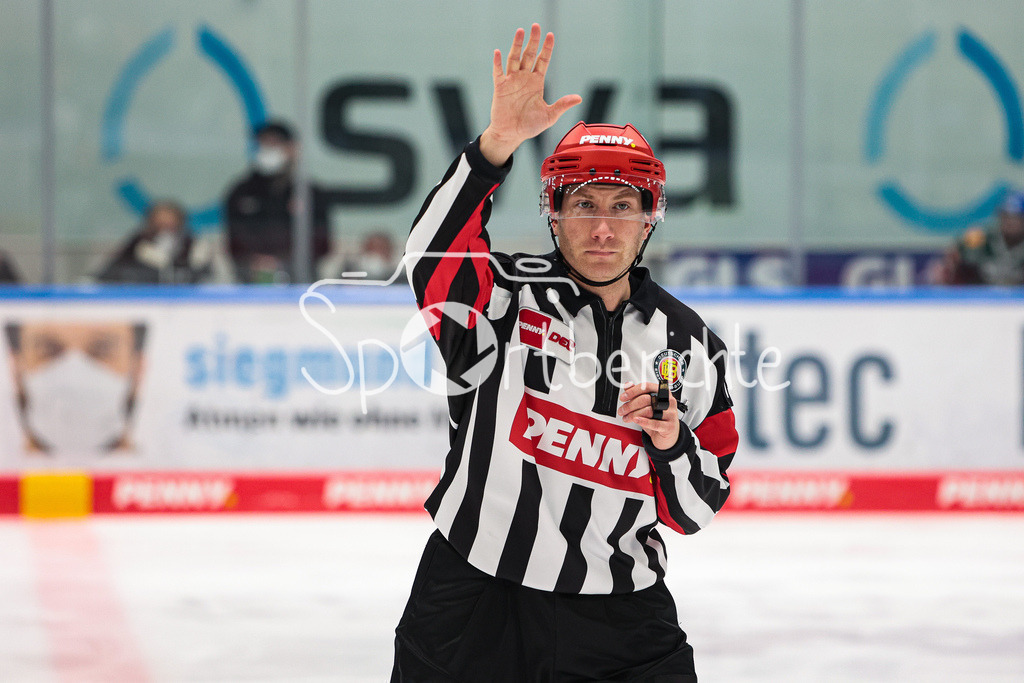 Augsburger Panther - Fischtown Pinguins Bremerhaven | Benjamin HOPPE (DEL Schiedsrichter) in Aktion