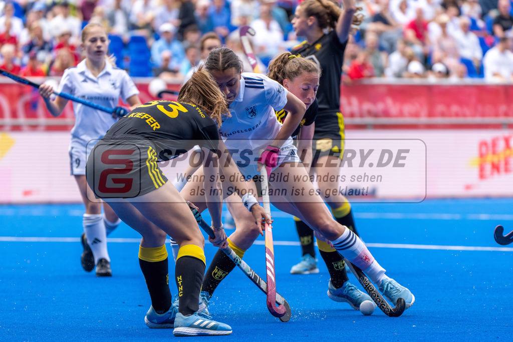 Final4_20250601-1042-HK108273 | Krefeld, Deutschland, 01.06.2025:  Feldhockey Final4 2025 – „Deutsche Feldhockey-Meisterschaften 2025“ Harvestehuder HTC - Düsseldorfer HC (Finale Damen) im Gerd-Wellen-Hockeyanlage am 01.06.2025 in Krefeld, Deutschland. (Foto von Kramhöller/Fehrmann/Kaste)Krefeld, Germany, 01.06.2025: Feldhockey Final4 2025 – „Deutsche Feldhockey-Meisterschaften 2025“ Harvestehuder HTC - Düsseldorfer HC (Finale Damen) in Gerd-Wellen-Hockeyanlage at 01.06.2025 in Krefeld, Deutschland. (Foto from Kramhöller/Fehrmann/Kaste)