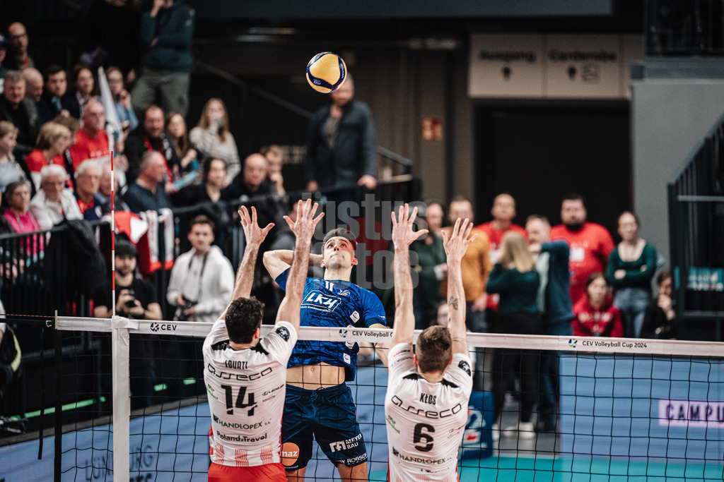 Volleyball | Herren | Saison 2023/2024 | CEV Volleyball Cup 2024 Finale | SVG Lüneburg (GER) vs. Asseco Resovia Rzeszow (POL) | 12.03.2024 | Xander Wolf Wassenaar Ketrzynski (#11, SVG Lüneburg) beim Angriff