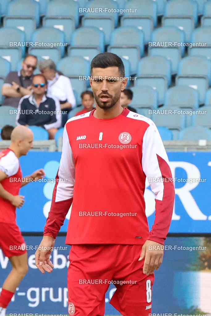 SV Wehen Wiesbaden - Rot-Weiss Essen | Wiesbaden, Deutschland, 22.08.2025Klaus Gjasula  (Rot-Weiss Essen) wärmt sich aufwährend des drittliga Spiels zwischen SV Wehen Wiesbaden und Rot-Weiss Essen am 22.08.2025 in der BRITA-Arena in Wiesbaden. (Foto von Timo Bluhmki-Schmidt/Brauer Fotoagentur