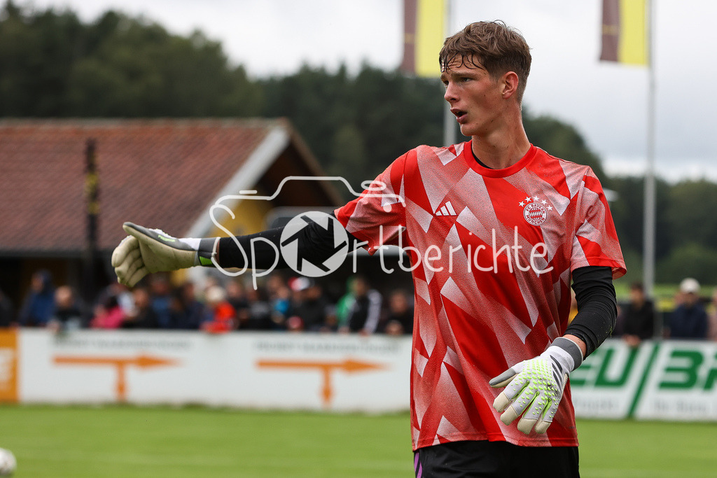 DJK Vilzing - FC Bayern Amateure | FCB Keeper Tom Ritzy HUELSMANN (FCB #1) beim warmmachen / Einzelfoto / Freisteller
