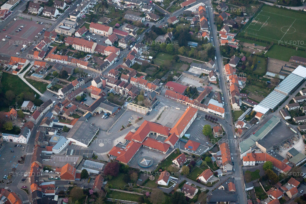 Luftbild: Ortsansicht in Marquise im Bundesland Pas-de-Calais in Frankreich. Foto: IMG_40166.jpg vom 17.04.2011 durch Werner Riehm/FLY-FOTO.de