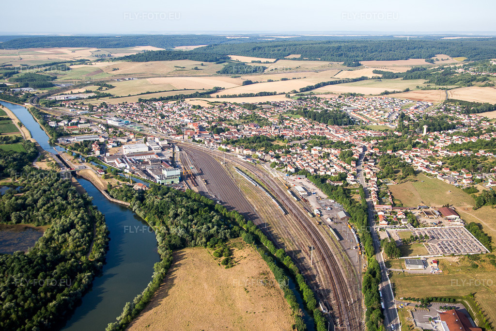 Vue aérienne: Plan des voies et construction des gares du chemin de fer français sur la Moselle à Pagny-sur-Moselle dans le département Meurthe et Moselle, France. Photo: IMG_083254.jpg prise le 12/07/2015 par Werner Riehm/FLY-FOTO.eu – Résolution de l'original: 5472 x 3648 px