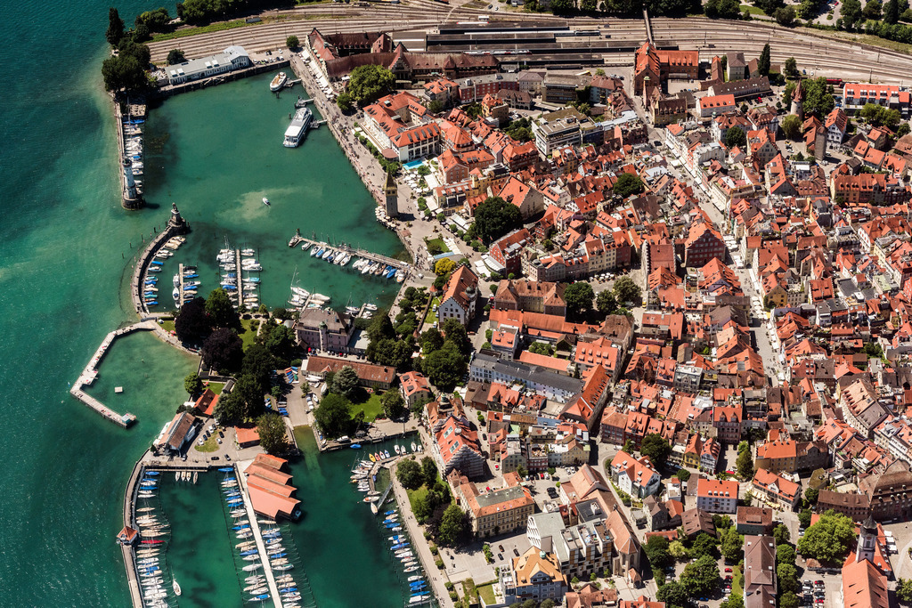 dr__0019140.jpg | LINDAU (BODENSEE) 04.07.2017 Ortskern am Uferbereich des Bodensee in Lindau (Bodensee) im Bundesland Bayern, Deutschland. // Village on the banks of the area Lake Constance in Lindau (Bodensee) in the state Bavaria, Germany. Foto: Daniel Reiter
