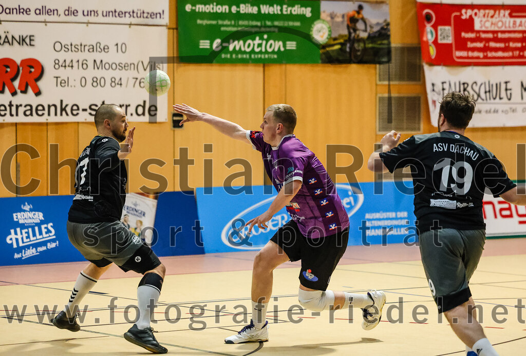 2024-03-23_008_SpVgg_Altenerding_II_gegen_ASV_Dachau_III | Erding, Deutschland, 23.03.2024:
Handball, Bezirksklasse Männer Staffel Süd West 2023 / 2024, 14. Spieltag, SpVgg Altenerding II gegen ASV Dachau III, Endergebnis: 24:32

Nicolas Loderer (ASV Dachau, #17), Tristan Gerhardt (SpVgg Altenerding, #71), Florian Hoffmann (ASV Dachau, #19)

Foto: Christian Riedel / fotografie-riedel.net