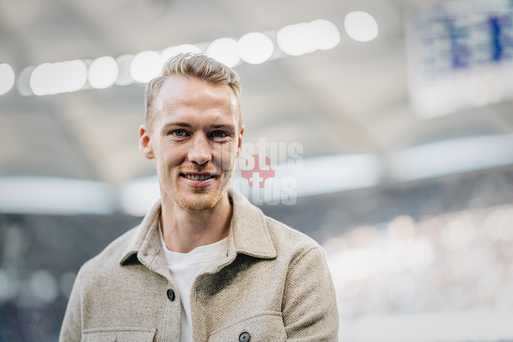 Fußball | Männer | Saison 2024/2025 | 2. Fußball-Bundesliga | 11. Spieltag | Hamburger SV vs. 1. FC Nürnberg | 03.11.2024 | Sebastian Schonlau (#4, HSV) ist rotgesperrt