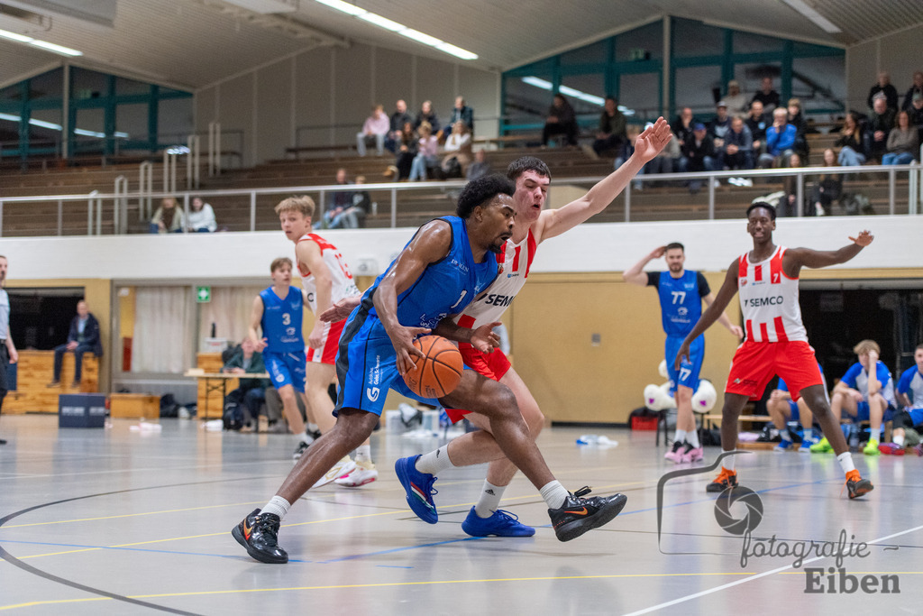 TSG Westerstede-Fortuna Logabirum | Basketball 2. Regionalliga; TSG Westerstede 2 (weiß)- Fortuna Logabirum (blau) am 12.12.2025 in Westerstede (Hössensportzentrum), Photo: Philip Eiben 2025 - Realisiert mit Pictrs.com