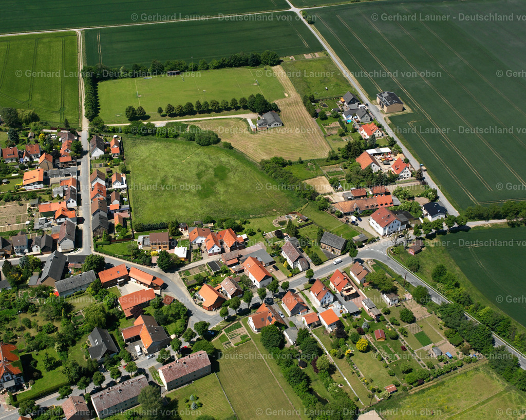 2638218 | LENGDE 09.06.2006 Landwirtschaftliche Nutzflächen und Feldgrenzen  umsäumen das Siedlungsgebiet des Dorfes in Lengde im Bundesland Niedersachsen, Deutschland // Agricultural land and field boundaries surround the settlement area of the village  in Lengde in the state Lower Saxony, Germany Foto: Gerhard Launer