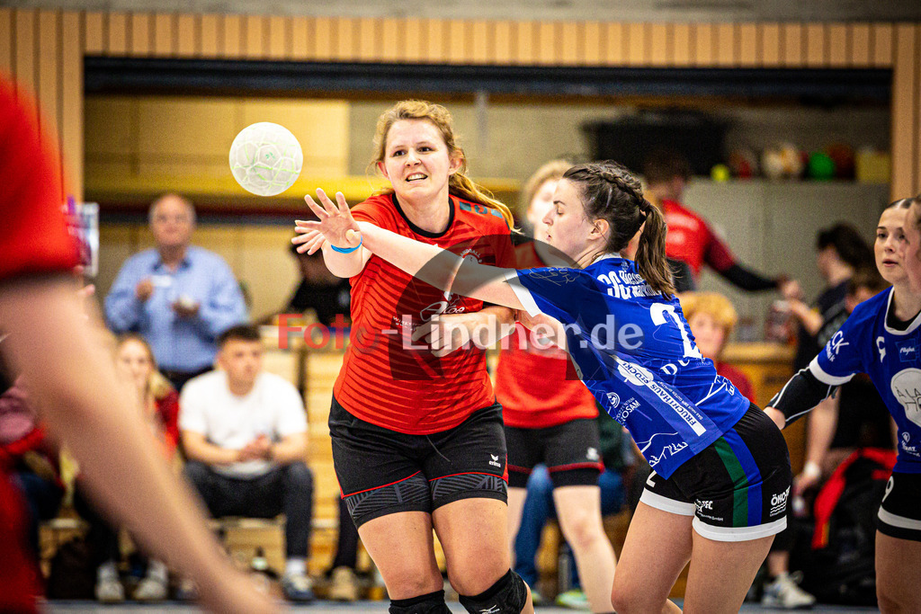 TSV Weilheim gegen SG Biessenhofen-Marktoberdorf | Handball Bezirksoberliga Frauen Alpenvorland 2024/25, TSV Weilheim gegen SG Biessenhofen-Marktoberdorf, 20250412,Wurf, Pass, Ball,2025-04-12 in Weilheim (Weilheim, Am Hardt), Malena BECKER (TSV Weilheim 14)Copyright: WolfgangxLindner www.foto-lindner.de
