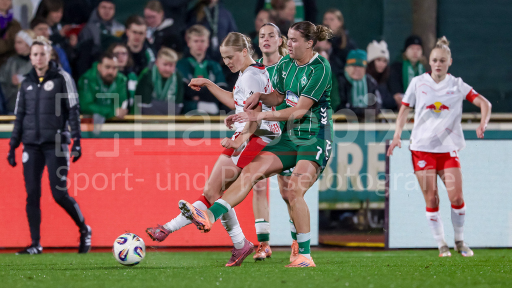Fussball, Google Pixel Frauen-Bundesliga, SV Werder Bremen - RB Leipzig | v.li.: Emilia Kjaer Asgeirsdottir (RB Leipzig, 8) und Larissa Mühlhaus (SV Werder Bremen, 7) im Zweikampf, Duell, Dynamik, Aktion, Action, Spielszene, DIE DFB-RICHTLINIEN UNTERSAGEN JEGLICHE NUTZUNG VON FOTOS ALS SEQUENZBILDER UND/ODER VIDEOÄHNLICHE FOTOSTRECKEN. DFB REGULATIONS PROHIBIT ANY USE OF PHOTOGRAPHS AS IMAGE SEQUENCES AND/OR QUASI-VIDEO.