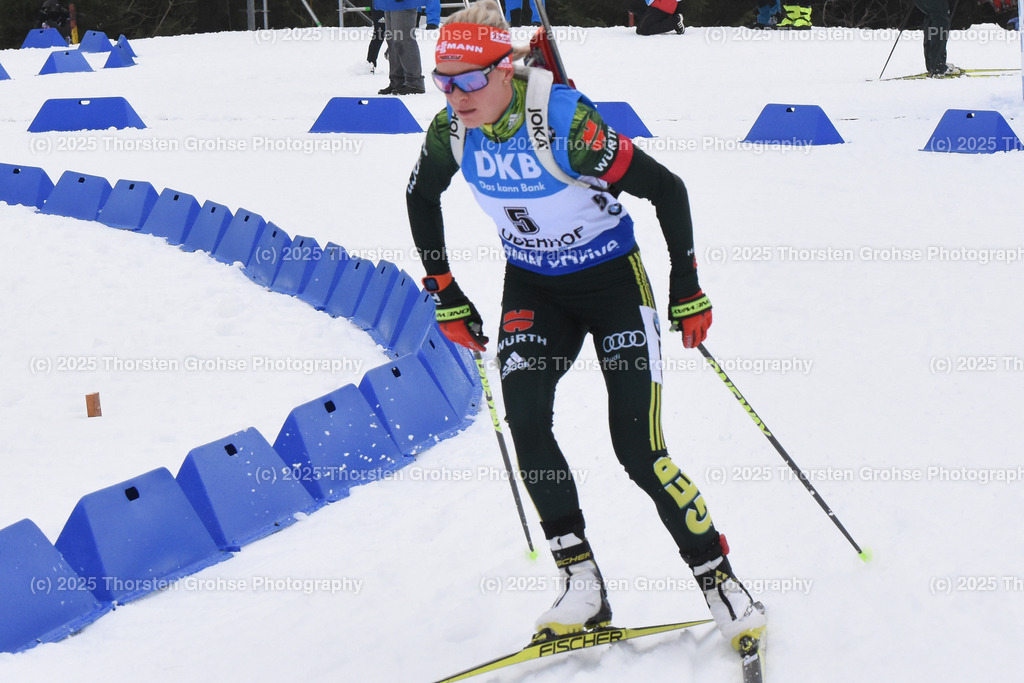 IBU WC Biathlon Oberhof 2018 | HAMMERSCHMIDT Maren (GER) in der Strafrunde; IBU WC Biathlon Oberhof 2018, 7.5 km Sprint Frauen am 04.01.2018 in der DKB Ski Arena in Oberhof, (Deutschland) - Realisiert mit Pictrs.com