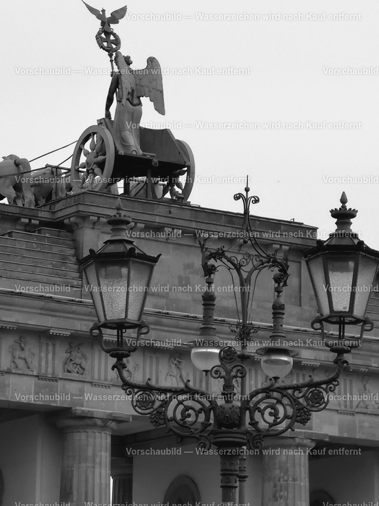 Quadriga Brandenburger Tor | online Fotogalerie mit schwarz-weiß Fotografien und Shop für zeitlose  Poster und Leinwände in stilvollem schwarz weiß  - Realisiert mit Pictrs.com