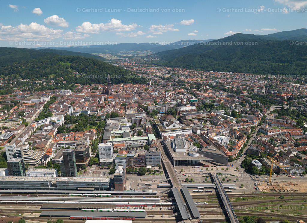 2700823 | Freiburg im Breisgau mit Blick auf den Schwarzwald