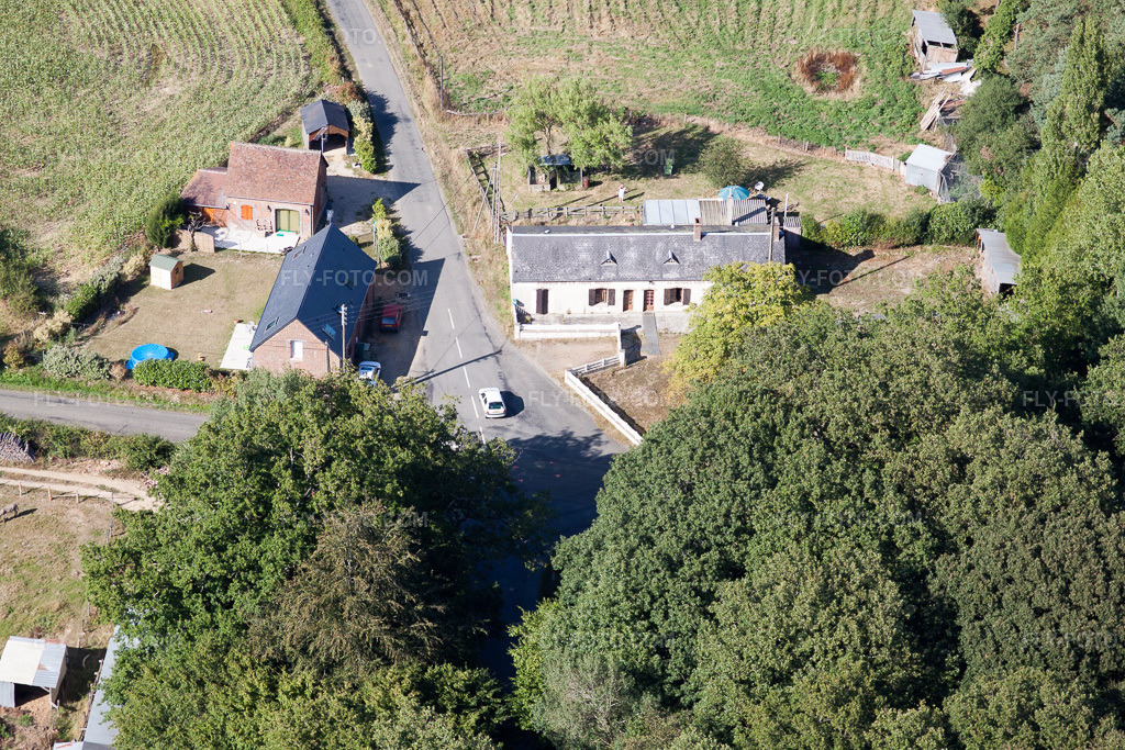 Aerial view: View of the town in Semur-en-Vallon in the state Sarthe, France. – Photo: IMG_20124.jpg taken on 07/31/2009 by Werner Riehm/FLY-FOTO.com – Resolution of the original: 4752 x 3168 px
