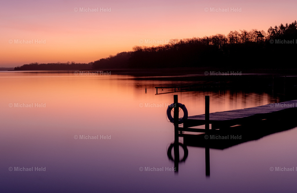 Sonnenaufgang am Selenter See | Profi-Fotos über Schleswig-Holstein und dem ganzen Norden für Büro, Hotel, Ferienhaus, Ferienwohnung, Wohnzimmer, Arztpraxis uvm. jetzt bestellen. - Realisiert mit Pictrs.com