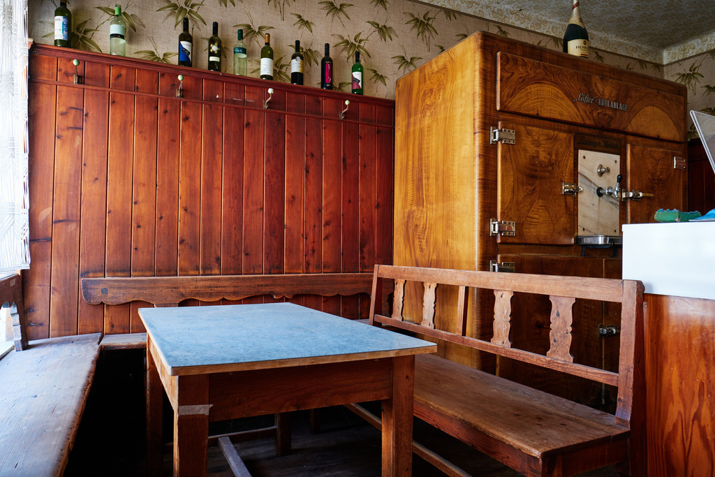 Innenraum einer leeren Gaststätte im Weinviertel | Austria - June 08, 2021: Innenraum einer leeren Gaststätte im Weinviertel - Realisiert mit Pictrs.com