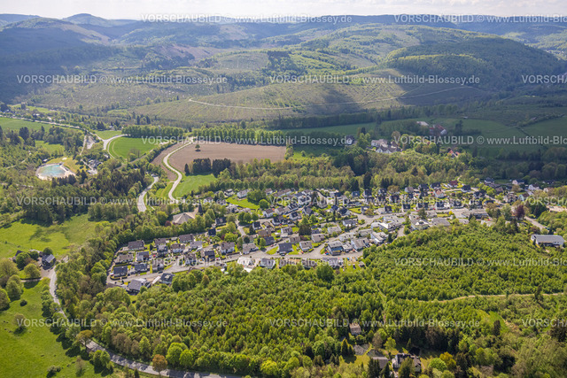 Brilon240503639 | Luftbild, Wohngebiet Ortsansicht Ortsteil Gudenhagen, Waldgebiet mit Waldschäden Kalamitätsflächen, Gudenhagen, Brilon, Sauerland, Nordrhein-Westfalen, Deutschland