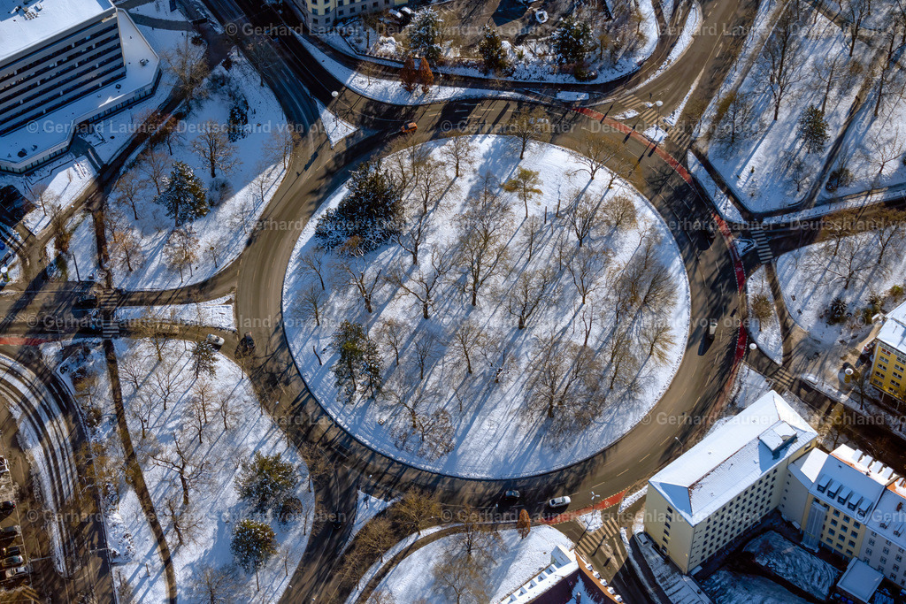 4043233 | WüRZBURG 13.02.2021 Winterlich schneebedeckte Verkehrsführung des Kreisverkehr und Straßenverlauf Zwischen Haugering und Martin-Luther-Straße im Ortsteil Altstadt in Würzburg im Bundesland Bayern, Deutschland. // Wintry snowy traffic management of the roundabout road Zwischen Haugering and Martin-Luther-Strasse in the district Altstadt in Wuerzburg in the state Bavaria, Germany. Foto: Gerhard Launer