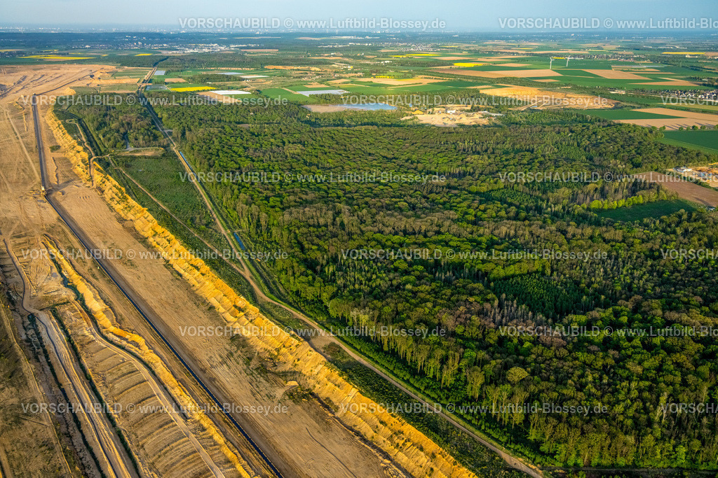 Kerpen240403761BraunkohleTagebauHambacherForst | Luftbild, BraunkohleTagebau Hambacher Forst, NSG Naturschutzgebiet Bürgewald Blatzheimer Bürge, Fernsicht, Buir, Kerpen, Rheinland, Nordrhein-Westfalen, Deutschland