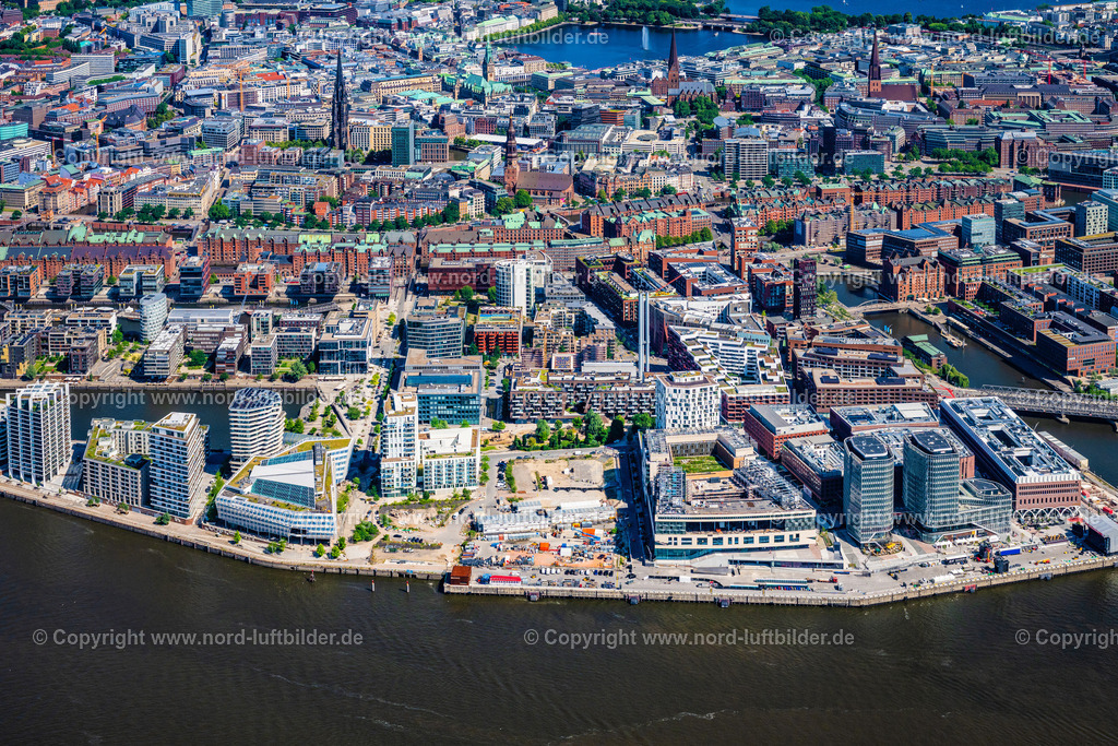 Hamburg_Strandkai_Chicargokai_Westfield_Hafencity_ELS_0399200625 | HAMBURG 20.06.2025 Gebäudekomplexedes am Überseequartier am Chicagokai - Osakaallee im Bereich des ehemaligen Grasbrooks im Ortsteil Hafencity in Hamburg, Deutschland. Weiterführende Informationen bei: CHRISTIAN DE PORTZAMPARC,  Depenbrock Bau GmbH & Co. KG,  F + Z Baugesellschaft, Zweigniederlassung der Hecker Bau GmbH & Co. KG,  Stump-Franki Spezialtiefbau GmbH,  Unibail-Rodamco Germany GmbH,  Unibail-Rodamco ÜSQ Süd Quartiersmanagement GmbH. // Building complex at the Ueberseequartier on Chicagokai - Osakaallee in the area of the former Grasbrook in the Hafencity district of Hamburg, Germany. Further information at: CHRISTIAN DE PORTZAMPARC,  Depenbrock Bau GmbH & Co. KG,  F + Z Baugesellschaft, Zweigniederlassung der Hecker Bau GmbH & Co. KG,  Stump-Franki Spezialtiefbau GmbH,  Unibail-Rodamco Germany GmbH,  Unibail-Rodamco UeSQ Sued Quartiersmanagement GmbH. Foto: Martin Elsen