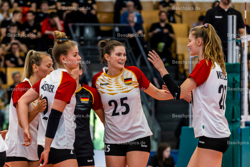 2023-00070870-Freundschaftsspiel-Deutschland-Ukraine | Jubel Rica MAASE GER, Camilla WEITZEL GER 20.05.2023; Berlin Foto: Gerold Rebsch - www.beachpics.de

