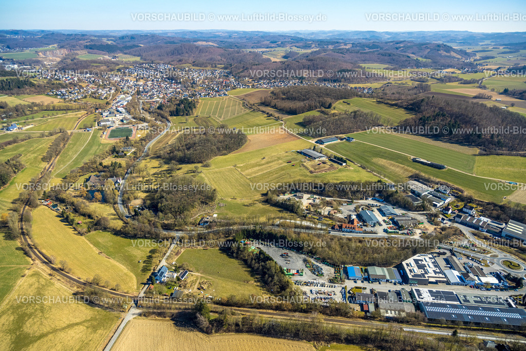Balve250304222 | Luftbild, Gewerbegebiet Garbecker Hammer, Ortsansicht und Garbecker Straße Richtung Balve, Wald und Hügellandschaft, Garbeck, Balve, Sauerland, Nordrhein-Westfalen, Deutschland