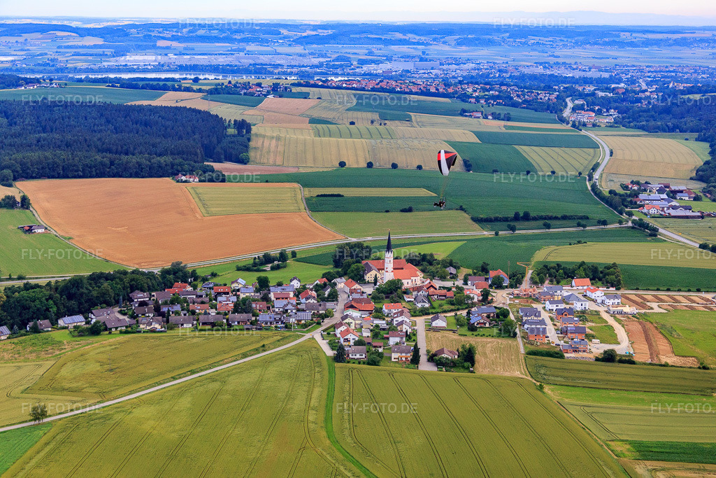 Luftbild: Dorfmitte mit Kirche St. Maria und Paragleiter im Ortsteil Frauenbiburg in Dingolfing im Bundesland Bayern in Deutschland. Foto: IMG_090492.jpg vom 02.07.2016 durch Werner Riehm/FLY-FOTO.de
