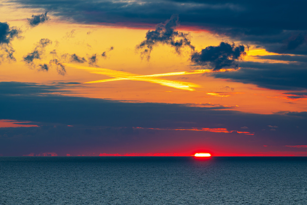 Blick über die Ostsee mit Wolken und Sonnenaufgang | Blick über die Ostsee mit Wolken und Sonnenaufgang.