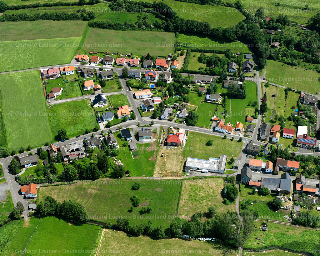 2614542 | EHRINGSHAUSEN 09.06.2006 Landwirtschaftliche Nutzflächen und Feldgrenzen  umsäumen das Siedlungsgebiet des Dorfes in Ehringshausen im Bundesland Hessen, Deutschland // Agricultural land and field boundaries surround the settlement area of the village  in Ehringshausen in the state Hesse, Germany Foto: Gerhard Launer