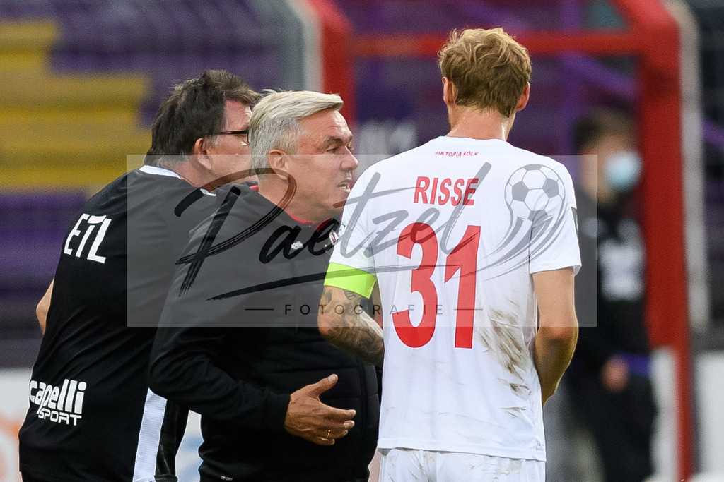 OSNVKO20210906_18 | Fussball, Herren: Trainer Olaf Janssen (FC Viktoria Koeln) spricht mit Marcel Risse (FC Viktoria Koeln) beim Spiel der 3. Liga zwischen VfL Osnabrueck und FC Viktoria Koeln im Stadion an der Bremer Bruecke am 06.09.2021 in Osnabrueck, Deutschland.DFB / DFL REGULATIONS PROHIBIT ANY USE OF PHOTOGRAPHS AS IMAGE SEQUENCES AND/OR QUASI-VIDEO. - Realisiert mit Pictrs.com