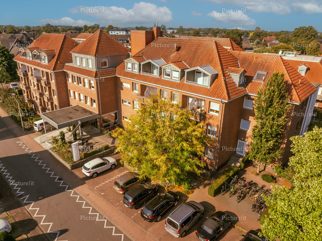 St. Josef vom Pflegenetz Westmünsterland | Eine beeindruckende Drohnenaufnahme des St. Josef Seniorenwohn- und Pflegeheims, eingebettet in eine ruhige, grüne Umgebung. Das Gebäude vereint moderne Architektur mit einer einladenden Atmosphäre, die sich perfekt für Seniorenbetreuung und Pflege eignet. Das Pflegeheim bietet erstklassige Pflegeleistungen, individuelle Betreuung sowie komfortable Wohnbereiche. Die Nähe zur Natur und die zentrale Lage machen das Seniorenheim zu einem idealen Ort für ältere Menschen, die Sicherheit und Lebensqualität suchen. - Realisiert mit Pictrs.com