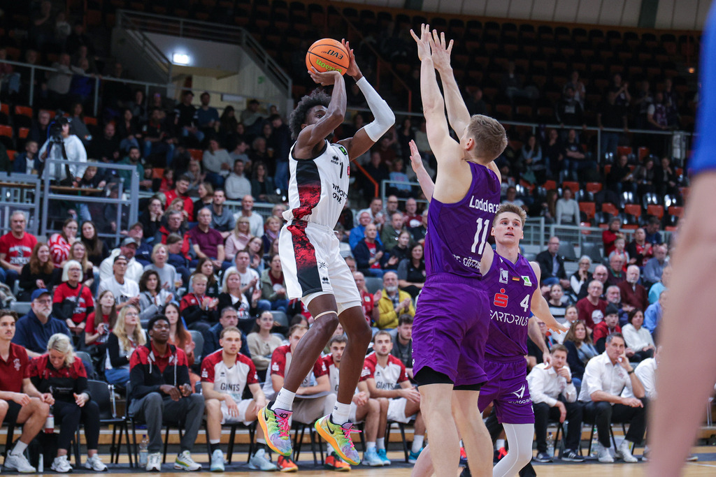 Pro A BAYER GIANTS vs BG Göttingen-2 | Fotos von Basketballspielen aus dem Raum NRW fotografiert von Gero Mueller-Laschet und Daniel Schaefer - Realisiert mit Pictrs.com