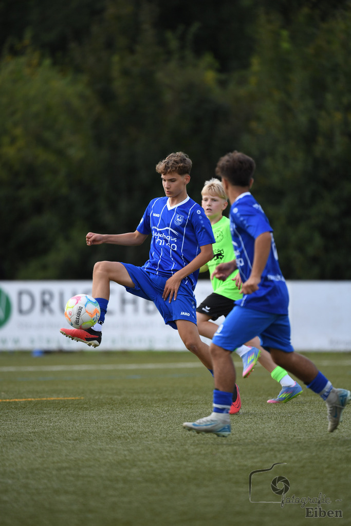 FC Rastede-JFV Edewecht | C-Jugend Landesliga; FC Rastede (blau)-JFV Edewecht (grün) am 16.08.2025 in Rastede (Sportanlage Köttersweg), Photo: Philip Eiben 2025 - Realisiert mit Pictrs.com