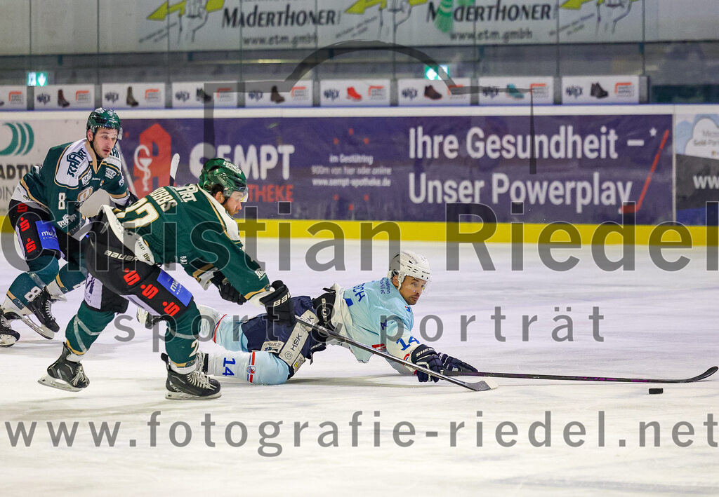 2025-12-23_133_TSV_Erding_gegen_Heilbronner_Falken | Erding, Deutschland, 23.12.2025:Eishockey, Oberliga Süd 2025 / 2026, 29. Spieltag, TSV Erding gegen Heilbronner Falken, Endergebnis: 5:4Maximilian Forster (Erding Gladiators, #81), Grady Hobbs (Erding Gladiators, #22), Niklas Jentsch (Heilbronner Falken, #14)Foto: Christian Riedel / fotografie-riedel.net