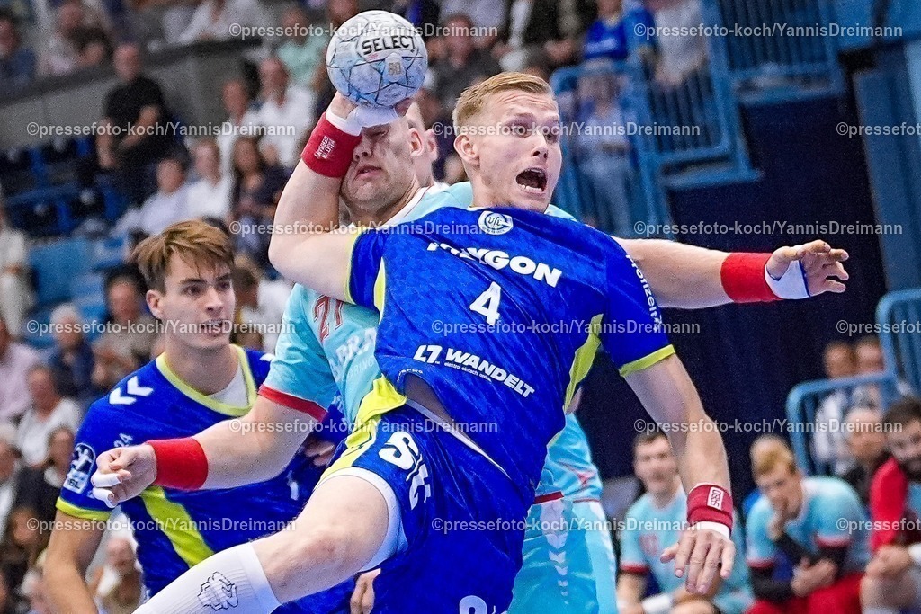 xYDRx04092501006 | 04.09.2025, xydrx, Handball, 1.HBL, VFL Gummersbach - TM Melsungen, Schwalbe-Arena: Ellidi Vidarsson (VFL Gummersbach #4) im Zweikampf gegen Arnar Freyr Arnarsson (MT Melsungen #21)