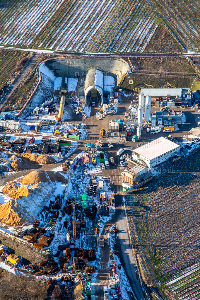 Luftbild: Baustelle des Tunnelportals Ost für den Astrid-Tunnel zur Unterquerung und Ortsumgehung von Bad Bergzabern zwischen B38 (Weinstraße) und B427 (Kurtalstraße) im Winter bei Schnee in Dörrenbach im Bundesland Rheinland-Pfalz in Deutschland.Foto: IMG_139680.jpg vom 16.01.2024 durch Werner Riehm/FLY-FOTO.deBemo: - BEMO Tunnelling GmbHLandesbetrieb Mobilität Rheinland-PfalzStadt Bad BergzabernHerrenknecht AG - Pioneering Underground Together