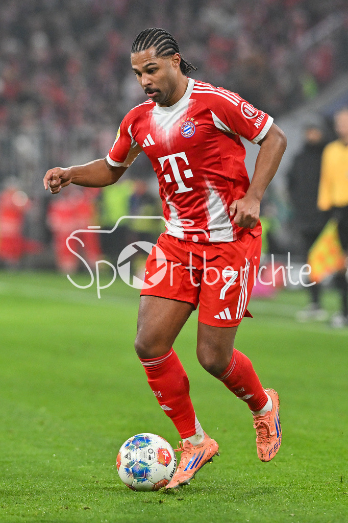 FC Bayern München - 1. FSV Mainz 05 | MUNICH, GERMANY - 14. DECEMBER: am Ball Serge GNABRY (FC Bayern Munich 7) / Einzelfoto / Freisteller  während dem Bundesligamatch zwischen dem FC Bayern München und dem 1. FSV Mainz 05 am 14. Spieltag in der Allianz Arena / DFL REGULATIONS PROHIBIT ANY USE OF PHOTOGRAPHS AS IMAGE SEQUENCES AND/OR QUASI-VIDEO