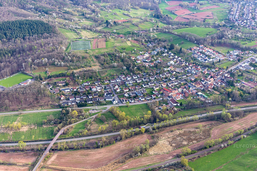 Luftbild: Queichhambach im Ortsteil Queichhambach in Annweiler im Bundesland Rheinland-Pfalz in Deutschland. Foto: IMG_131145.jpg vom 12.04.2022 durch Werner Riehm/FLY-FOTO.deVerbandsgemeinde Annweiler am Trifels
