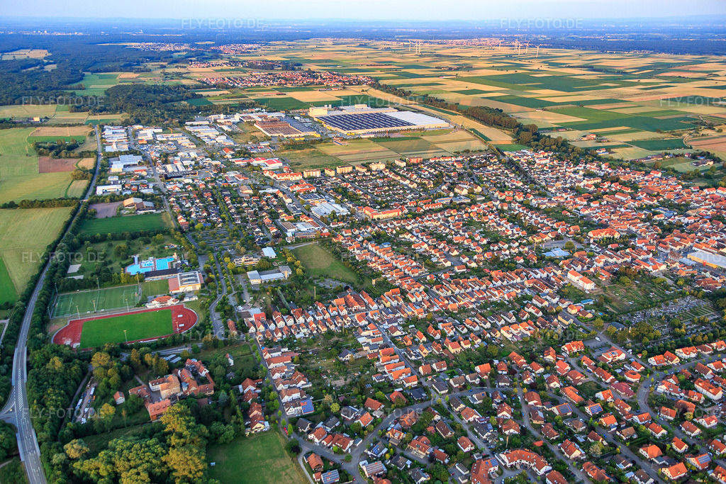 Luftbild: Stadtansicht aus Westen in Offenbach an der Queich im Bundesland Rheinland-Pfalz in Deutschland. Foto: IMG_082855.jpg vom 25.06.2015 durch Werner Riehm/FLY-FOTO.de
