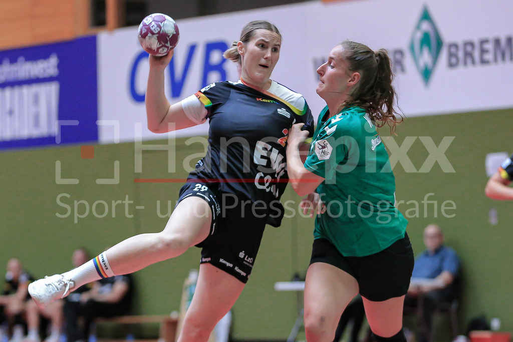 Handball, Testspiel Frauen, SV Werder Bremen - VfL Oldenburg | v.li.: Paulina Golla (VfL Oldenburg, 29) am Ball, Spielszene, Aktion, Action, Lara Niemann (SV Werder Bremen, 5)