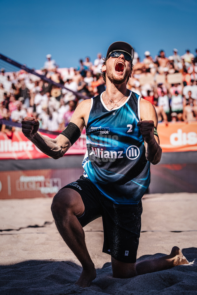 Beachvolleyball | Männer | Allianz German Beach Tour 2024 | Tourstop Kühlungsborn | 11.08.2024 | Paul Henning jubelt ballt die Faust freut sich