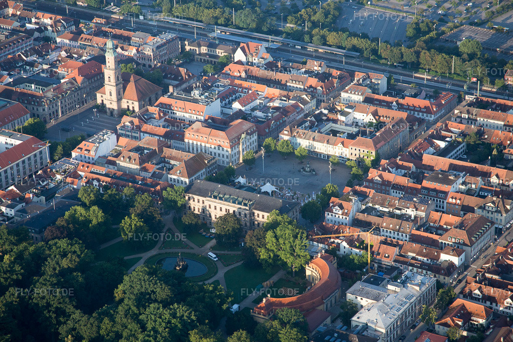 Luftbild: Hugenottenkirche im Altstadt- Zentrum der Innenstadt im Ortsteil Markgrafenstadt in Erlangen im Bundesland Bayern in Deutschland. Foto: IMG_092610.jpg vom 07.08.2016 durch Werner Riehm/FLY-FOTO.de