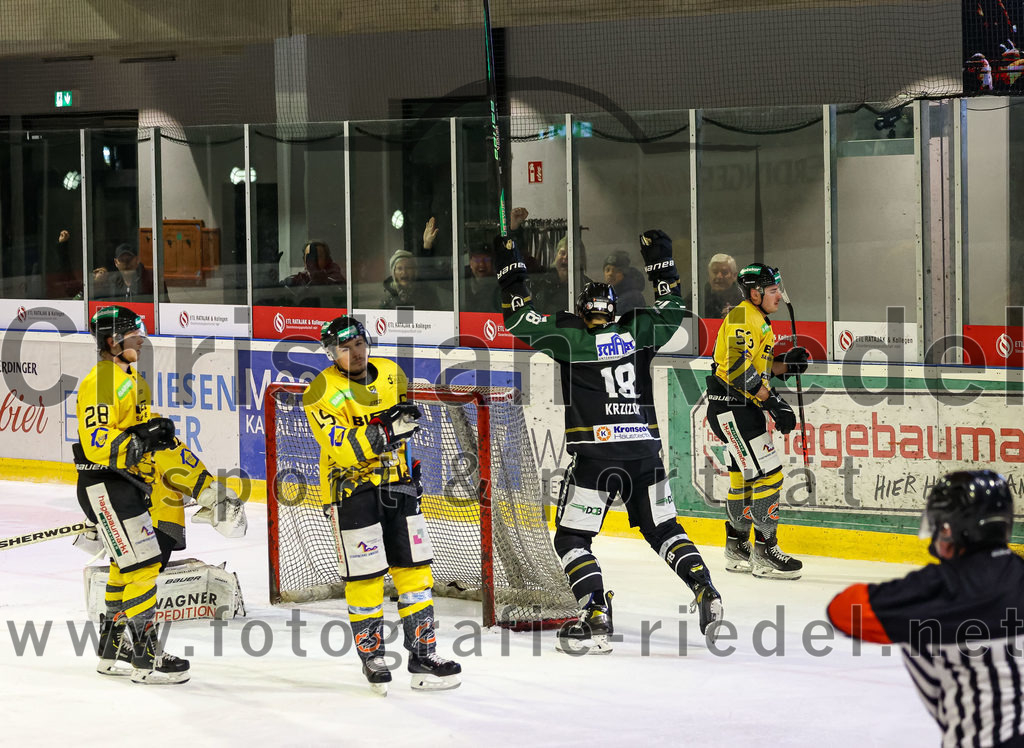 2022-11-20_123_TSV_Erding_gegen_ERSC_Amberg | Erding, Deutschland, 20.11.2022:
Eishockey, Bayernliga 2022 / 2023, 15. Spieltag, TSV Erding gegen ERSC Amberg, Endergebnis: 5:1

Das Tor zum 3:1 durch Sebastian Busch (Erding Gladiators, #11)
Shawn Campbell (ERSC Amberg, #28), Kevin Schmitt (ERSC Amberg, #19), Daniel Krzizok (Erding Gladiators, #18), Marc Roth (ERSC Amberg, #53)

Foto: Christian Riedel / fotografie-riedel.net